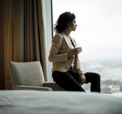 Hotel_room_with_an_occupant-2048x1365